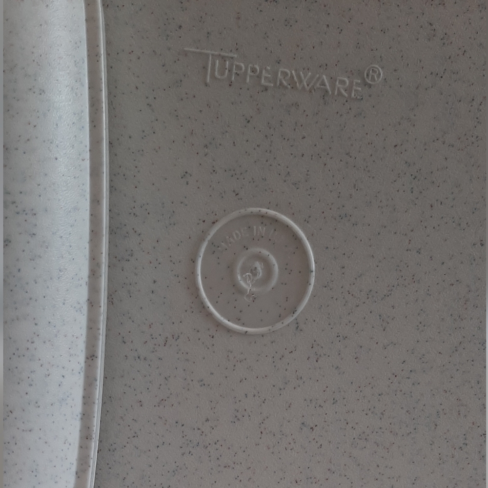 Tupperware Set of Square White Plates - Picture 6 of 12